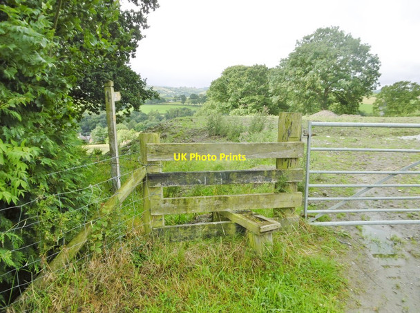 Photo 6"x4" Llanrhaeadr-ym-Mochnant, stile & sign Llanrhaeadr-ym-Mochnant c2017