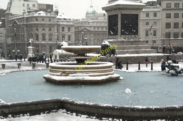 Photo 6"x4" Trafalgar Square fountains in the snow London c2009