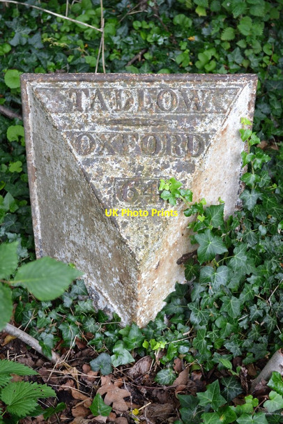 Photo 6"x4" Old Milepost Tadlow c2017