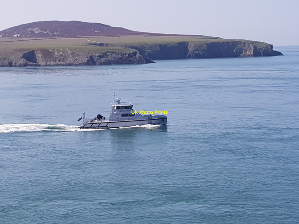 Photo 6"x4" Boat passing Ramsey Island Treginnis c2020