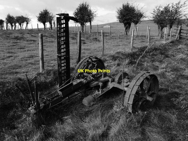Photo 6"x4" Very ancient farm equipment, obviously left where it stopped working Norbury\/SO3692 c2020