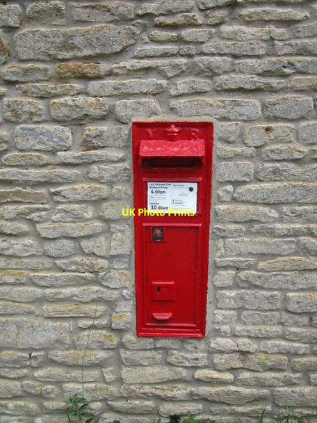 Photo 6"x4" Victorian postbox, Pilton Pilton\/TL0284 c2019