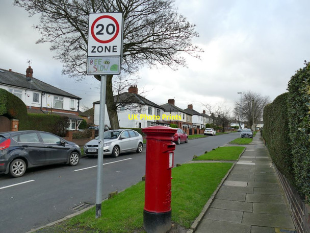 Photo 6"x4" Postbox on Swinnow Avenue Pudsey\/SE2233 c2020
