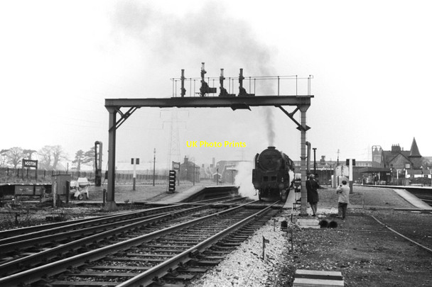 Photo 6"x4" Waiting for departure, Hooton Station \u00e2\u0080\u0093 1966 Willaston\/SJ3377 c1966