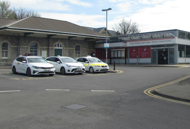 Photo 6"x4" White taxis outside Bridgend railway station Newcastle\/SS9079 c2021
