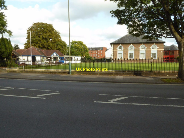 Photo 6"x4" Bowling Green and pavilion Cheltenham c2017
