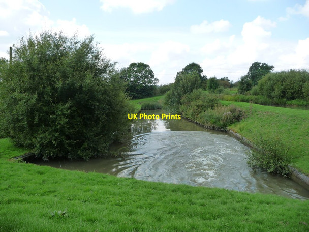 Photo 6"x4" Lock 4 emptying into the side pond at Watford staircase Watford\/SP6068 c2017