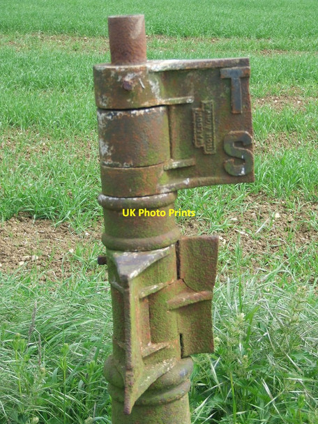 Photo 6"x4" Remains Of Old Cast Iron Road Sign Almshouse Green\/TL7533 c2017