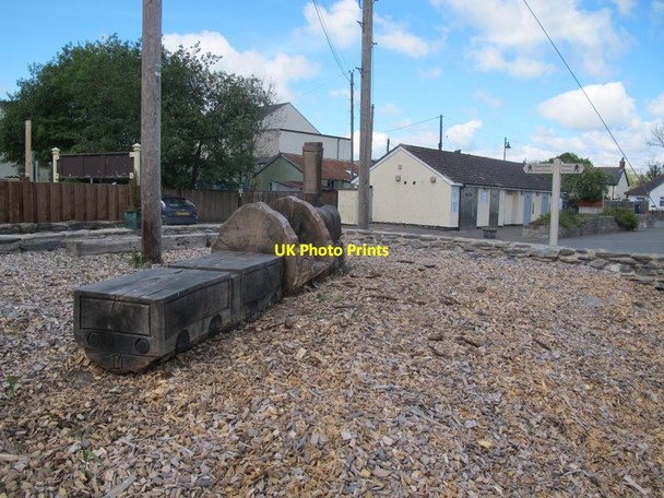 Photo 6"x4" Corwen station - train seat Corwen c2017