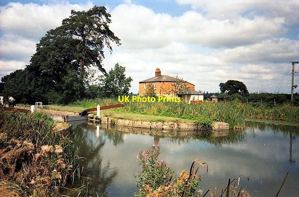 Photo 6"x4" Cottage alongside Kennet and Avon Canal Rowde c1991