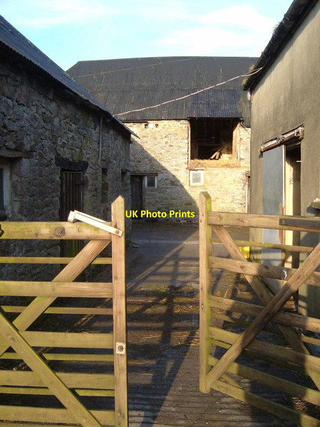 Photo 6"x4" Farmyard, Caton Wotton Cross\/SX8069 c2006