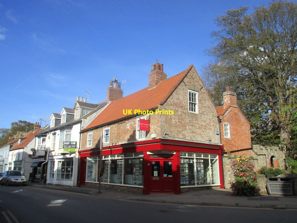 Photo 6"x4" Hornsea, the corner of Market Place and Newbegin Hornsea c2017