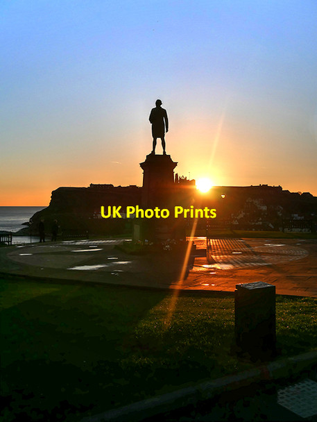 Photo 6"x4" Sunrise Behind Captain Cook (3) Whitby\/NZ8910 c2017