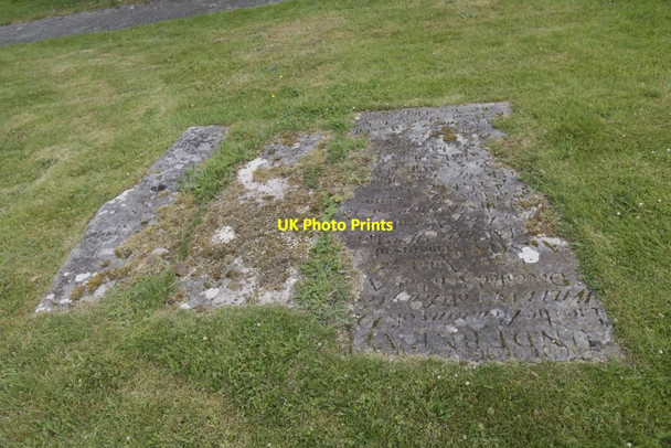 Photo 6"x4" Three Slabs Builth Wells\/Llanfair-Ym-Muallt c2017