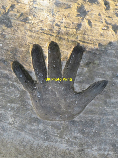 Photo 6"x4" Carved hand below the Big Flintshire Guardian Flint\/Y Fflint c2017