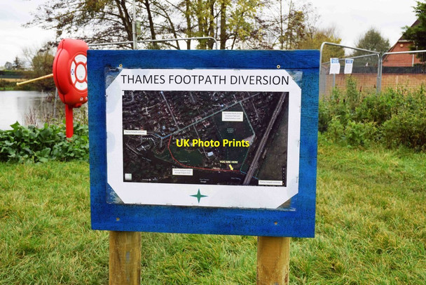 Photo 6"x4" Thames Footpath diversion sign, Gossmore Recreation Ground, Marlow, Bucks Marlow\/SU8586 c2017