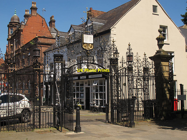 Photo 6"x4" St Giles, Wrexham - churchyard gates Wrexham\/Wrecsam c2017