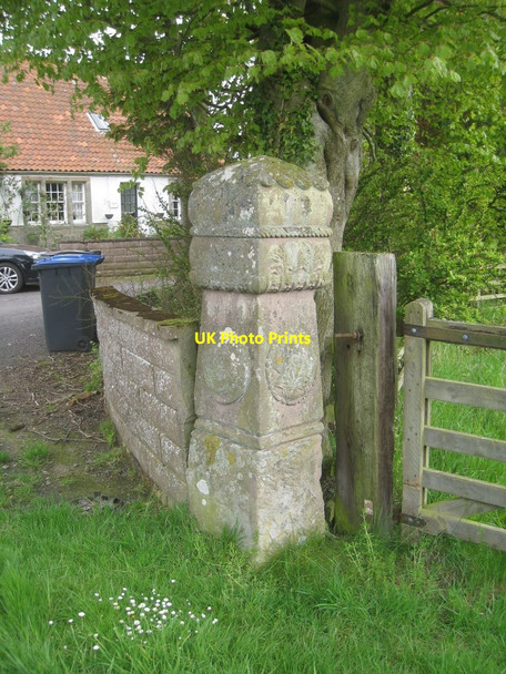 Photo 6"x4" Gatepost to Edrington House Paxton c2012