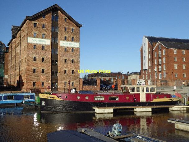 Photo 6"x4" Barge and former warehouse Gloucester c2017