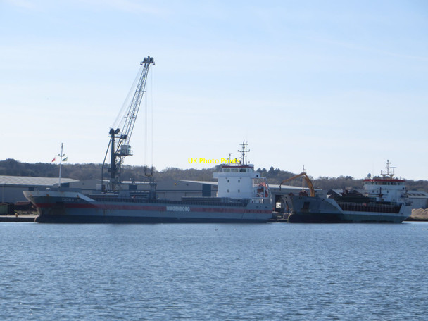 Photo 6"x4" Docked ships, West Float, Birkenhead Birkenhead\/SJ3088 c2017