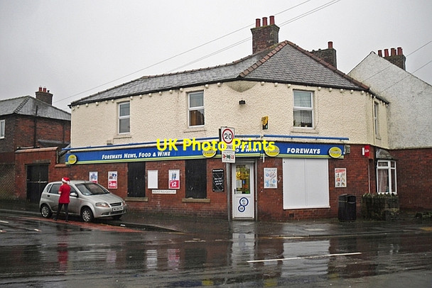 Photo 6"x4" Corner shop, open on Christmas Day Carlisle c2017