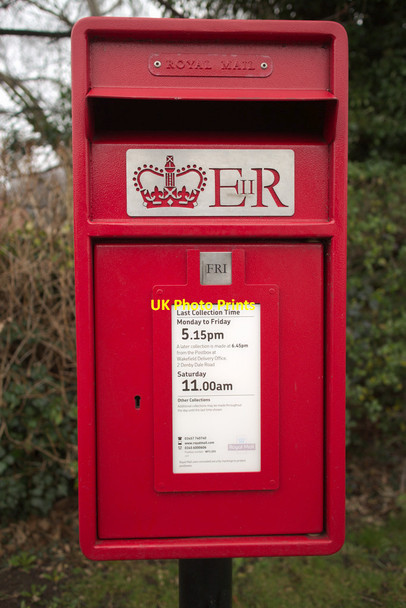 Photo 6"x4" Elizabeth II Postbox, Bradford Road junction with Ruskin Avenue Wakefield\/SE3320 c2018
