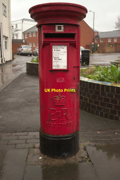 Photo 6"x4" Elizabeth II Postbox, High Street Royal Leamington Spa c2018
