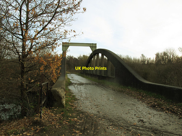 Photo 6"x4" Former railway bridge over the  Aire and Calder Navigation - top Rothwell\/SE3428 c2016