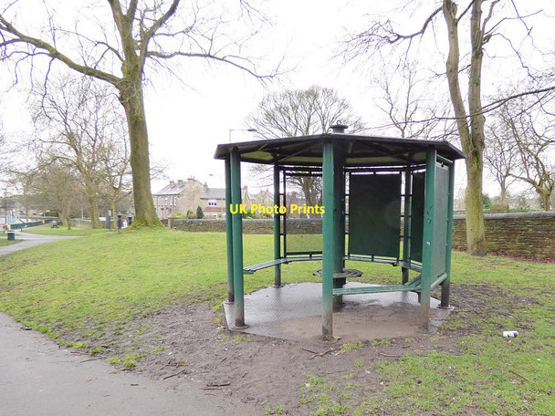 Photo 6"x4" Harold Park: shelter Buttershaw c2018