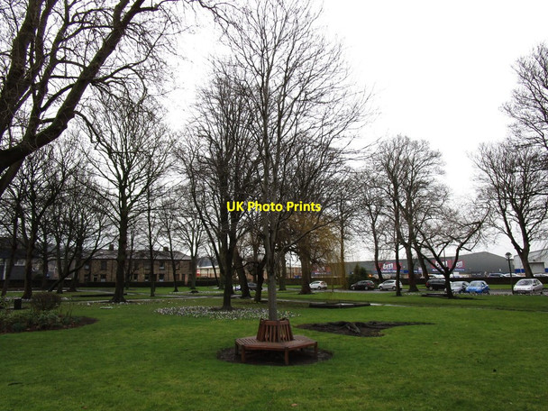 Photo 6"x4" The churchyard, Dewsbury Minster Dewsbury c2018