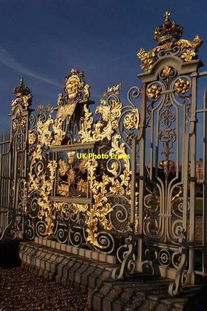 Photo 6"x4" Gilded gate, Hampton Court Palace Surbiton c2018