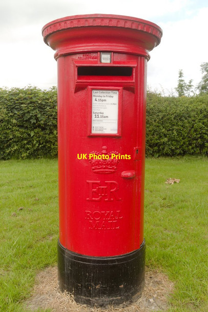 Photo 6"x4" Elizabeth II postbox, Haggs Farm Follifoot c2018