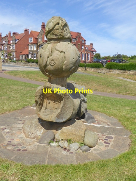 Photo 6"x4" Millennium Sculpture, Robin Hood's Bay Robin Hood's Bay\/NZ9505 c2018 P1