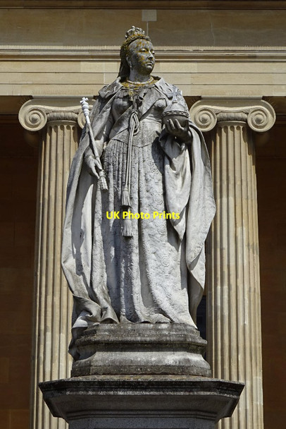 Photo 6"x4" Statue of Queen Victoria Worcester c2018
