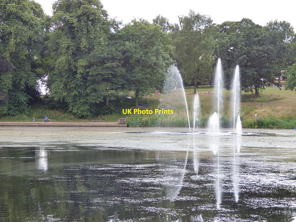 Photo 6"x4" Fountain in the Upper Lake, Roundhay Park Lady Wood\/SE3337 c2018