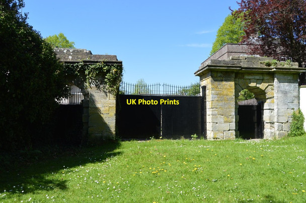 Photo 6"x4" Gate and gate piers, Tunbridge Wells Common Royal Tunbridge Wells c2018