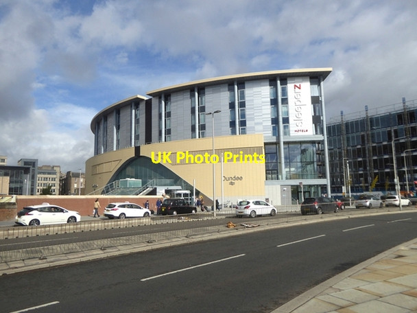 Photo 6"x4" Dundee Station and Sleeperz Hotel Newport-on-Tay c2018