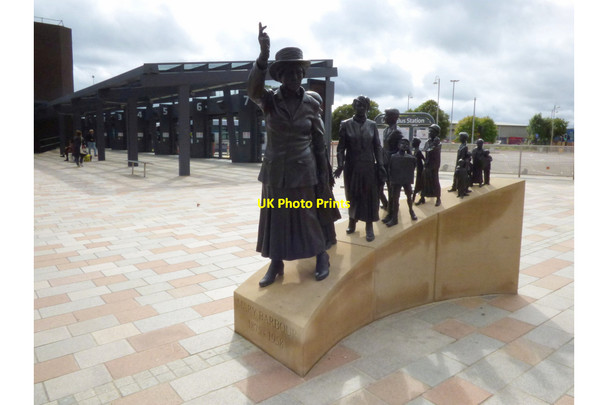 Photo 6"x4" Mary Barbour sculpture at Govan Govan c2018