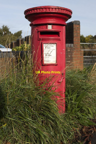 Photo 6"x4" Elizabeth II Postbox, Chester Road, Hartford Northwich c2018