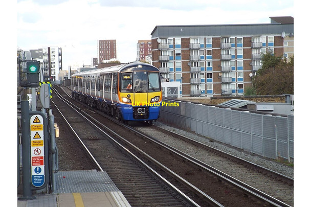 Photo 6"x4" London Overground train at Hoxton London c2018