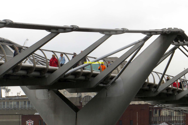 Photo 6"x4" The Millennium Bridge over the River Thames London c2014