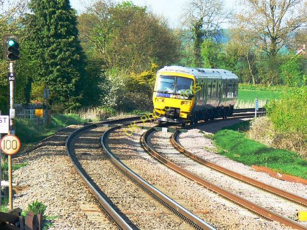 Photo 6"x4" Train arriving at Great Bedwyn Station Great Bedwyn c2009