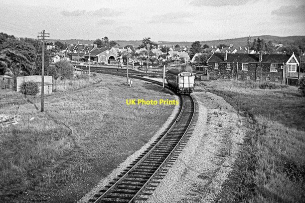 Photo 6"x4" A Clevedon train leaves Yatton Horsecastle c1966