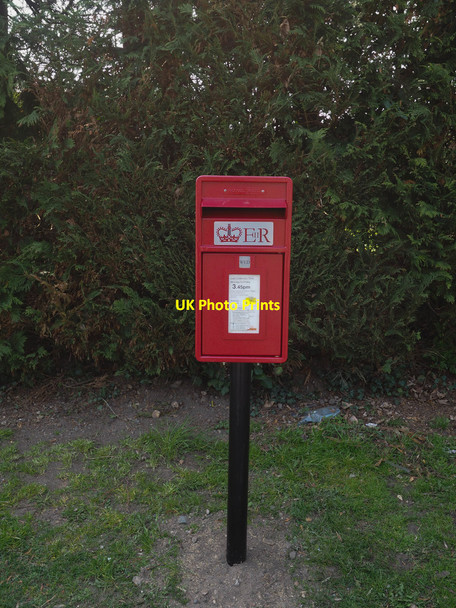 Photo 6"x4" New Postbox only just erected Watton\/TF9100 c2019