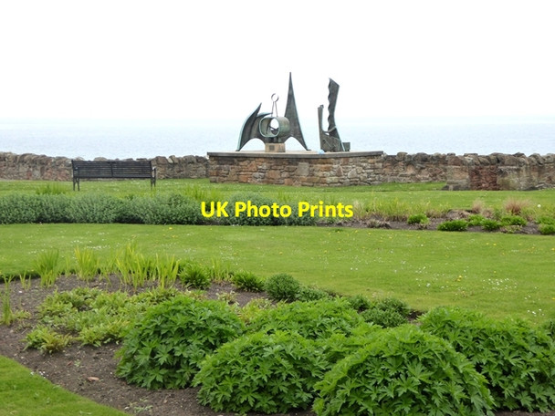 Photo 6"x4" Sculpture on the sea front Prestonpans c2019