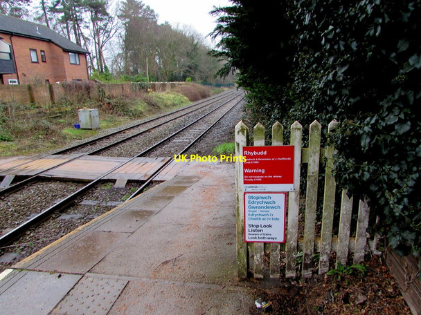 Photo 6"x4" Bilingual notices on the approach to  Hawarden railway station level crossing, Flintshire Hararden\/Penarl\u00e2g c2018