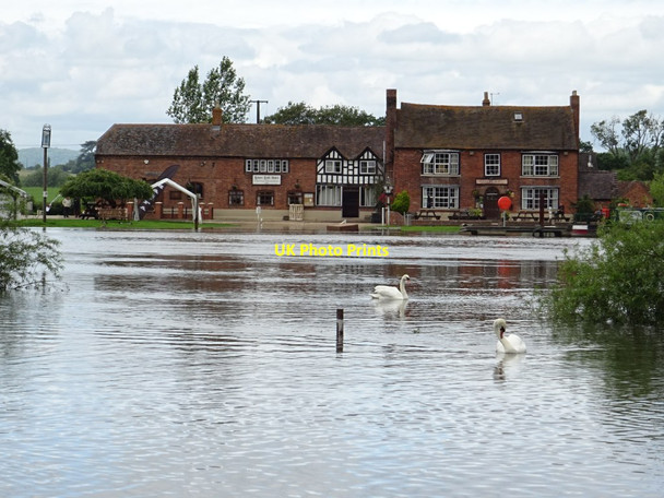 Photo 6"x4" Lower Lode Hotel and flooded Severn Tewkesbury c2019