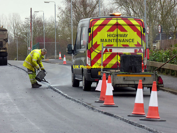 Photo 6"x4" Sealing tarmac along the centre of the road, Cranny Omagh c2020