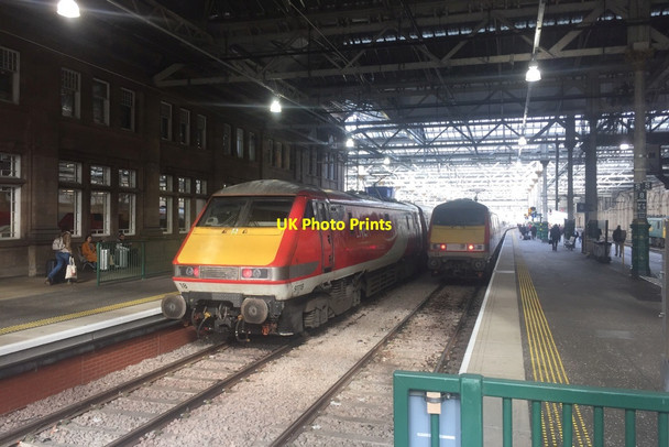 Photo 6"x4" Platforms 5 and 6, Waverley Edinburgh c2019