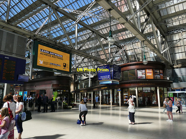 Photo 6"x4" Concourse and barriers of Glasgow Central Station Glasgow c2019